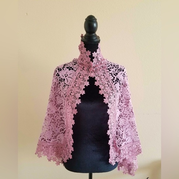 HANDMADE Lavender Lace Cape/Shawl/Wrap w/Neck Hook Closure, EUC - Picture 2 of 4